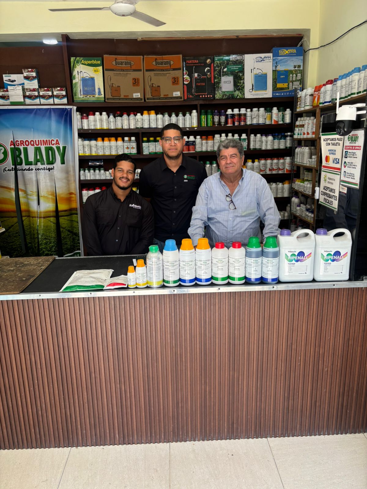 Interior del negocio Agroquímica Blady
