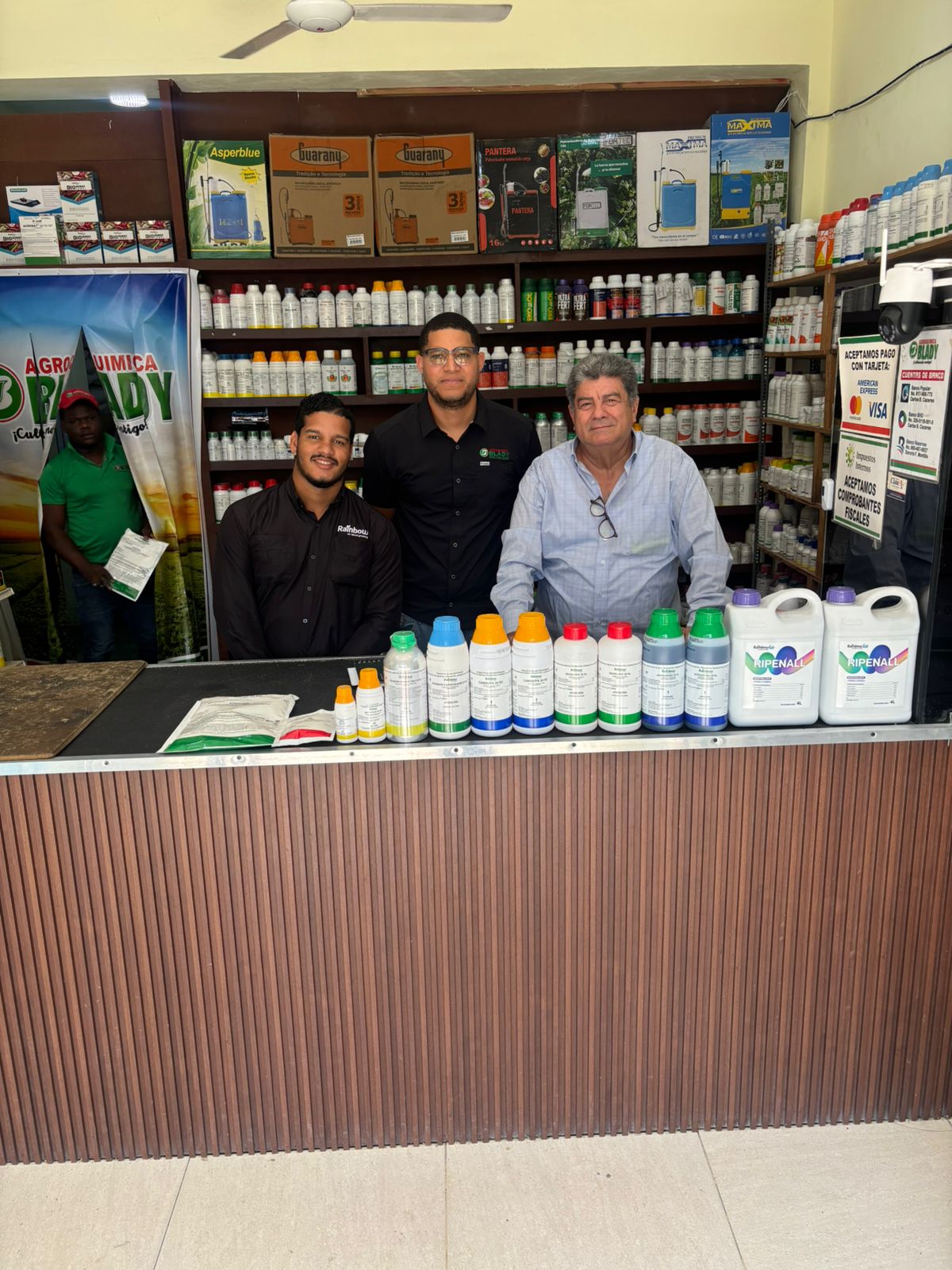 Otra vista del interior del negocio